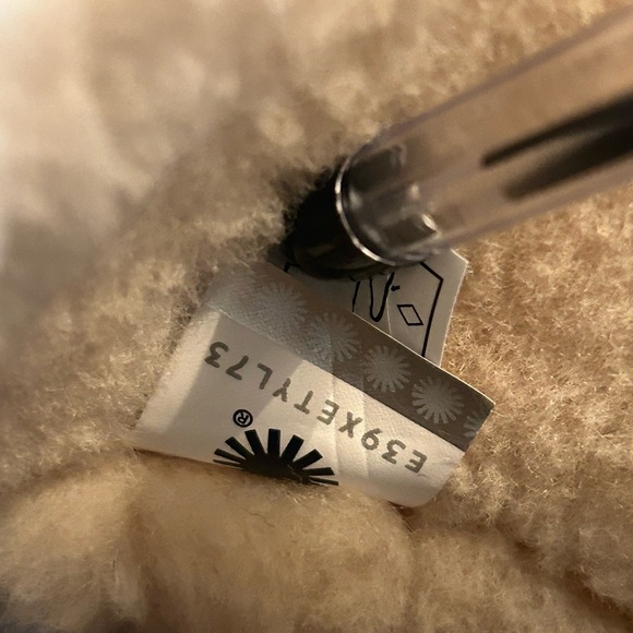 FLASH SALE🔥Ugg Remora*Nearly New** Buckle rhinestone sheepskin boots - Picture 7 of 13